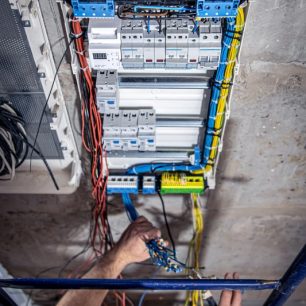 A male electrician works in a switchboard with an electrical connecting cable, connects the equipment with tools, top view. SSUCv3H4sIAAAAAAAACpyRz27DIAzG75P2DhHnRkrzpyl7lWoHB2iCSqAC0mmq+u4zECrOu+Gf7c/+zPPzo6rIBE4y8lU9Q4SxVGpz3oKXRiNuDju3QnNhS/Kw3akpgeDSGytBlXACzxYNq0CoN6UCfsUkcR785oQL03fEwIsZNRJ8S6QVLymuciImsQNThBwK5rYpsoyS+L860+M7u4FZaPYbFy6MWKEEJCOXVEpuP17YtbQGG5emcPUwDFQo6Aqlu5VM6rloM36JZ89tzGza27DCe3OijLnDpMKJr6gpMl/AOSznmReDGH6yWYs52vhoYFclHH8ihMeuHWk/UDoMDe368XjaC9LvLRJ14jpZCGN2k7y0LsMGpOnaljfjVNPryOuetlCfOaX1ALxpp5Hz87nDw7/+AAAA//8DAG+zh0mYAgAA